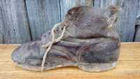 Stary, ponad 100 letni but z drewnianą podeszwą