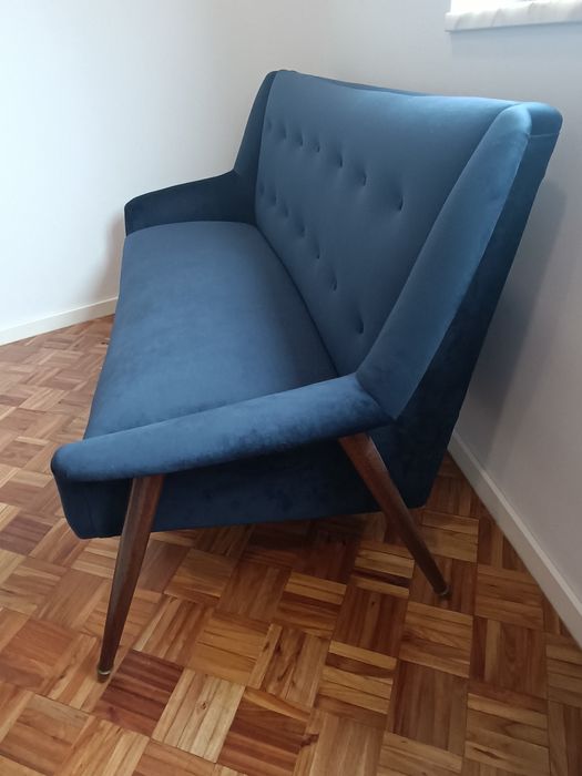 Sofá 3 lugares azul escuro com pés em agulha