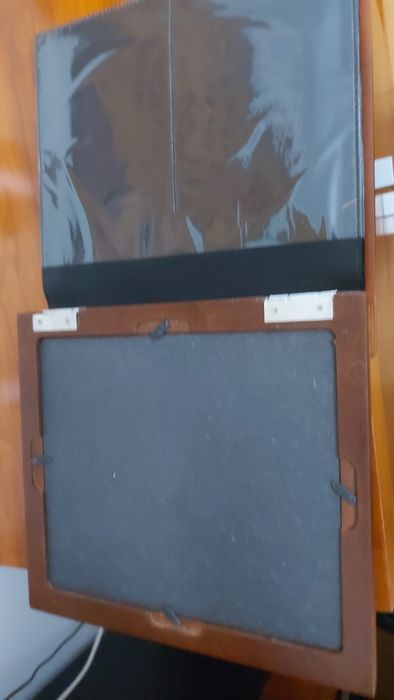 Álbum de Fotografias com Capa em Madeira e Porta-Retratos