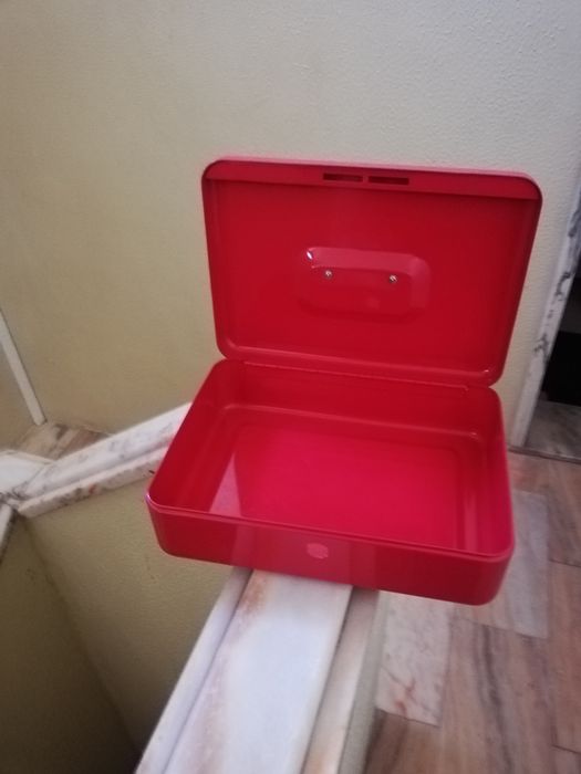 Cofre em ferro , sem fechadura