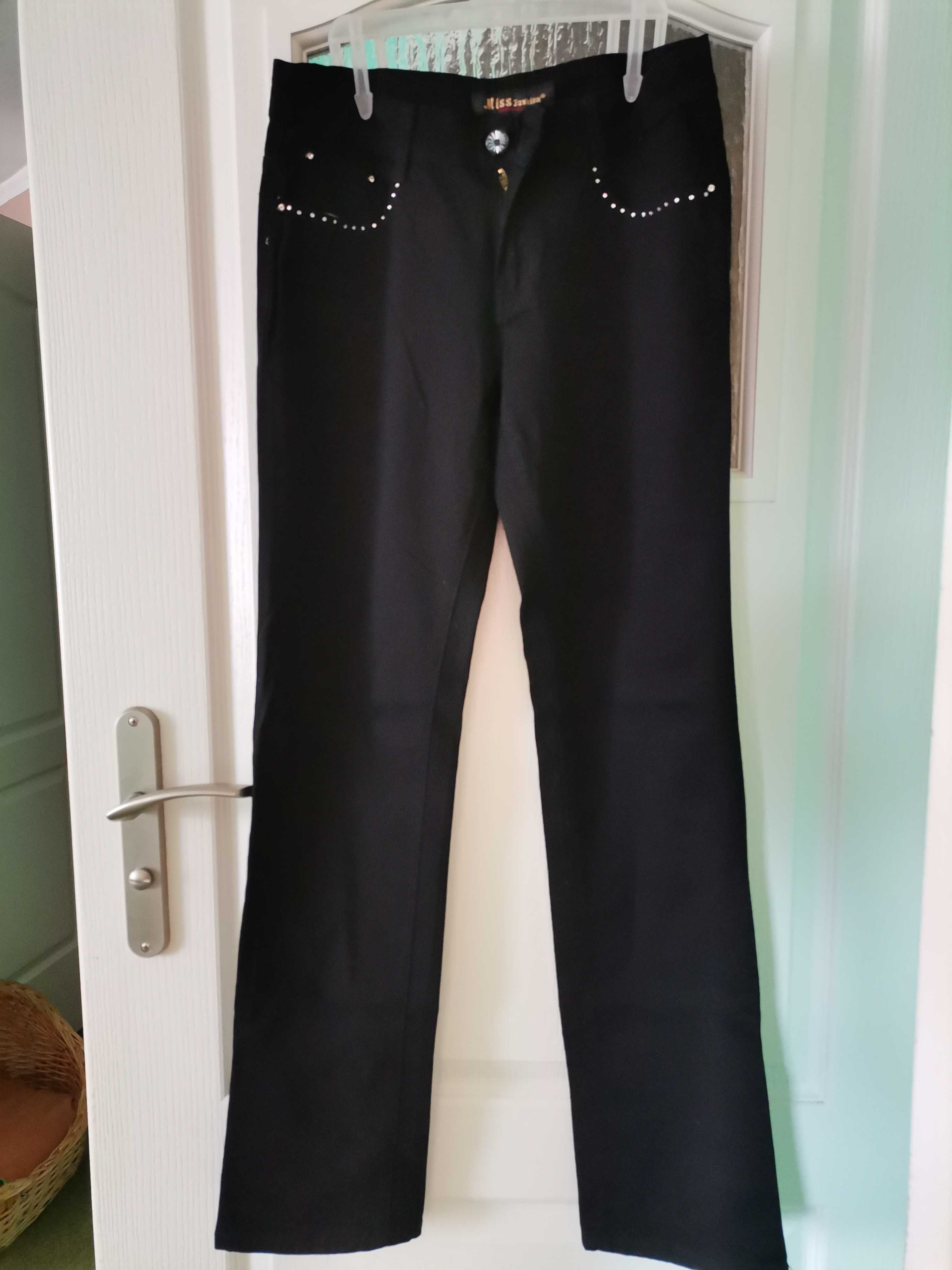 Czarne spodnie z ozdobionymi kieszeniami
