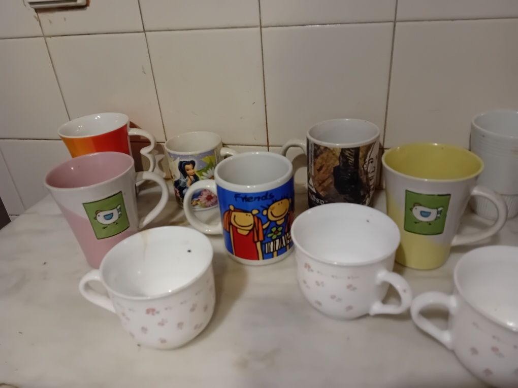 Conjunto de Canecas e Chávenas Diversas