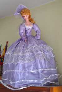 Duża lalka w fioletowej sukience