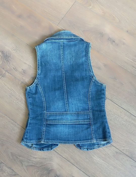 Жіноча джинсова жилетка.