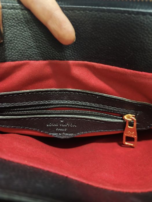 Używana czarna torebka z czerwonym środkiem