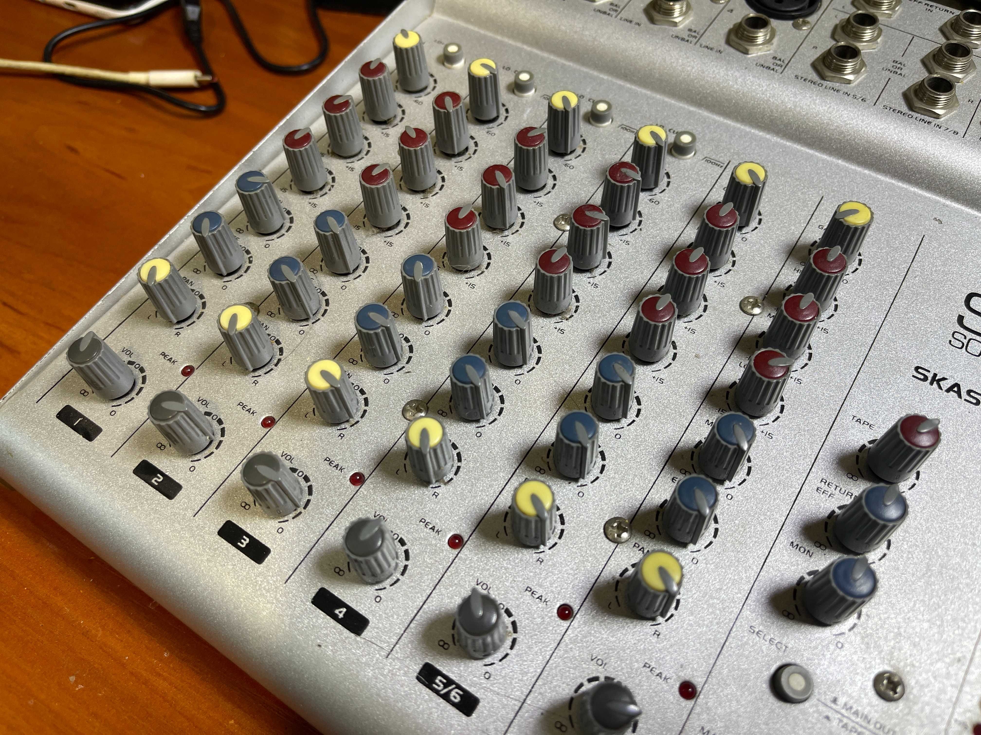 Микшерный пульт SoundKing SKAS 802A полностью рабочий