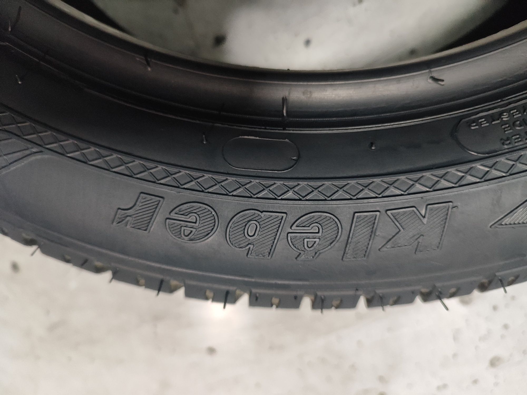 2 Pneus semi novos kleber 155/65R14 Oferta dos Portes