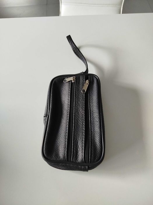 Czarna saszetka męska do ręki, skórzana