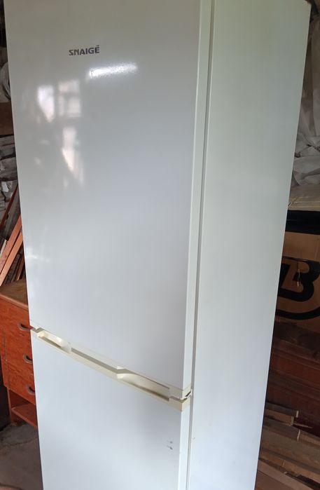 Холодильник СНАЙГЄ морозильна камера морозит а верх ні. Потребує ремон