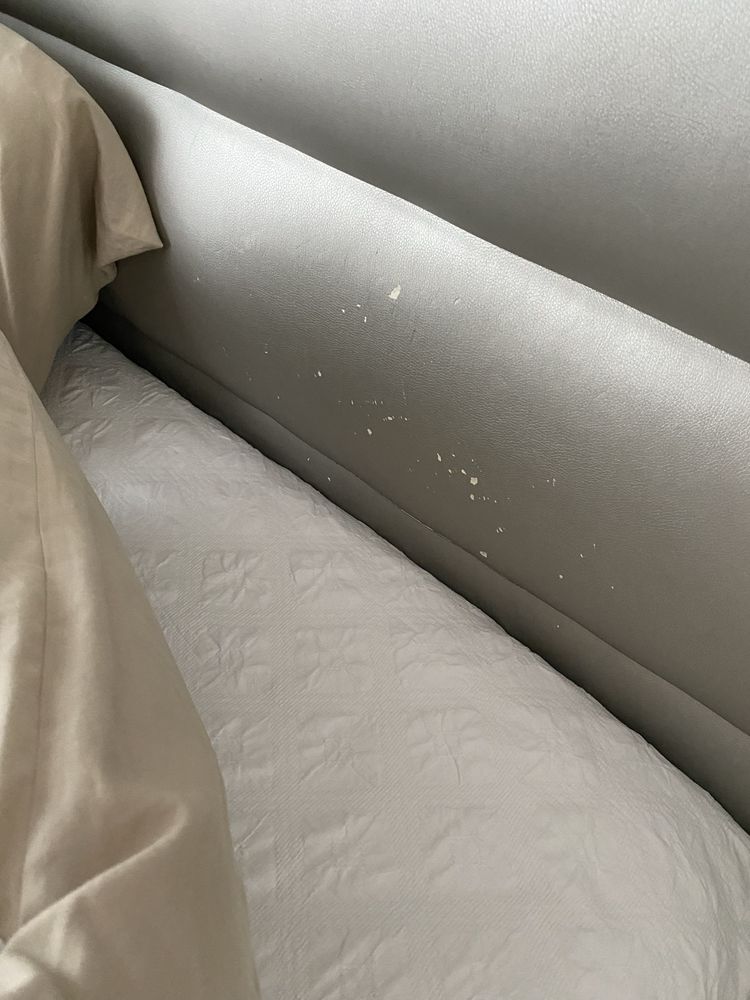 Cama de casal prateada