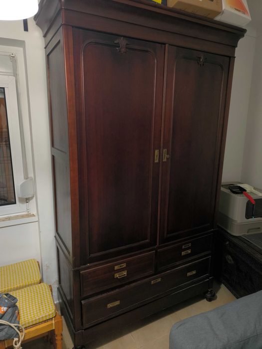 Roupeiro em madeira antigo - Restaurado (Bom Estado)