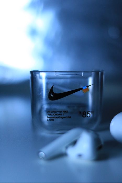 - Nike & Off White - Capa Airpods
