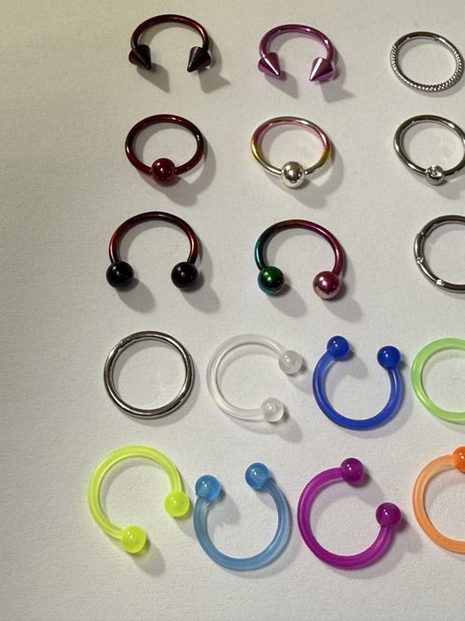 Сережки в нос септум циркуляр титан с камнями цветные необычные