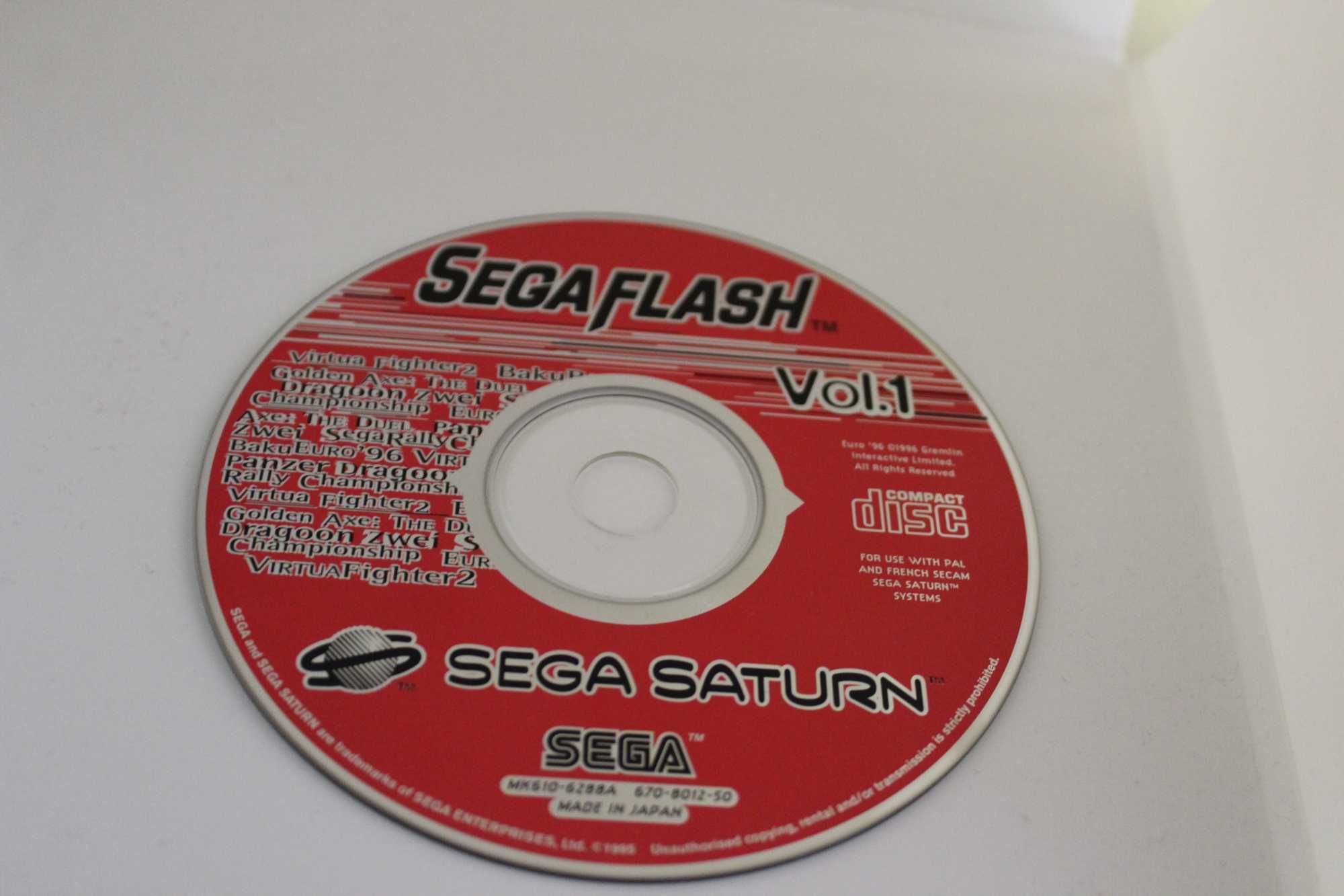 Sega Saturn na caixa original + 2 comandos + demos