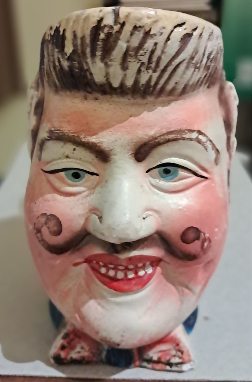 Canecas Antropomorficas, Rosto de Homem com Bigode, e outra.