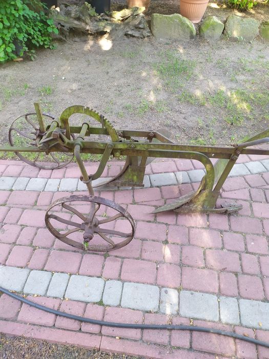 Pług konny dwuskibowy.