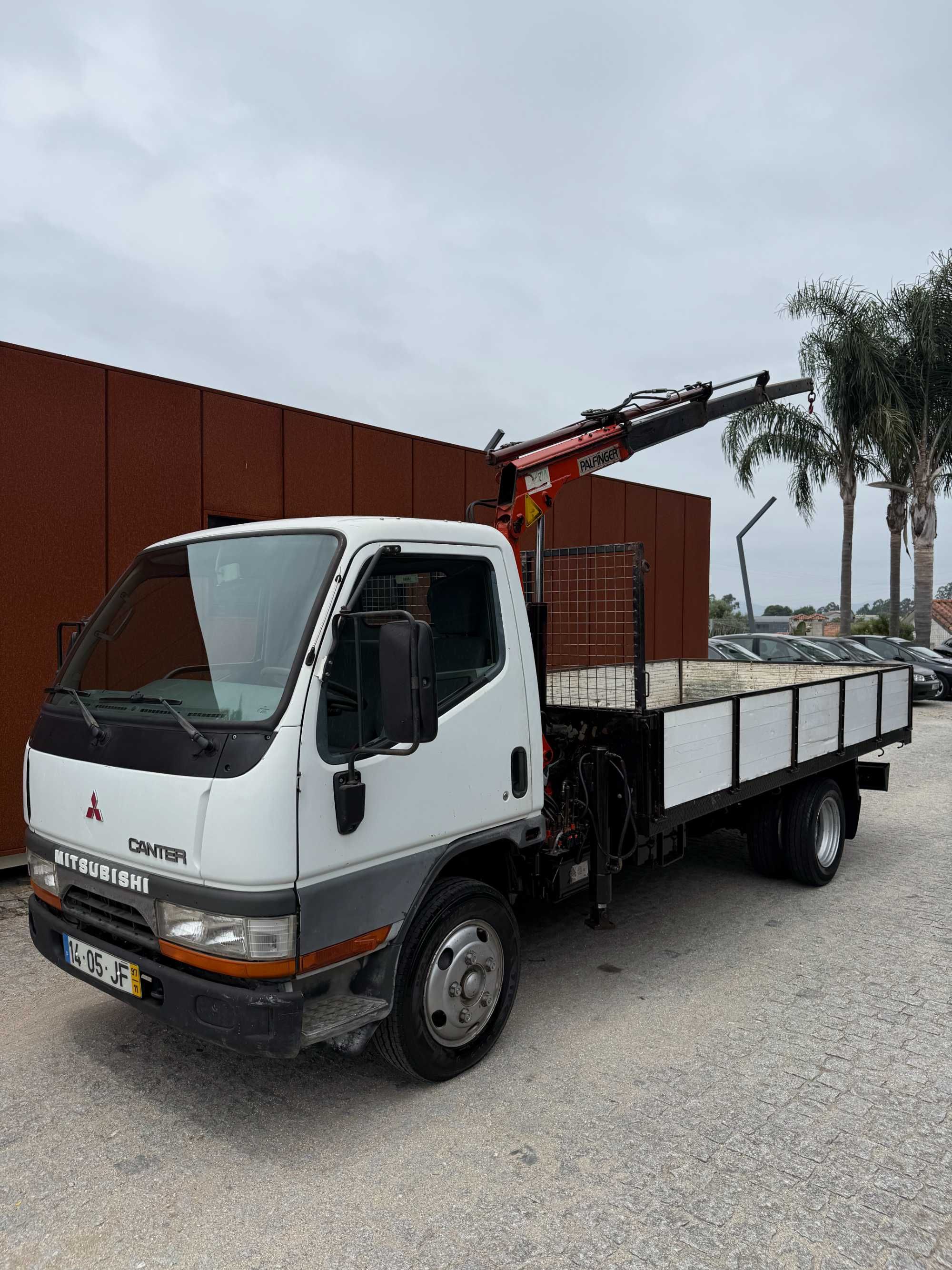 Carrinha Mitsubishi canter com grua