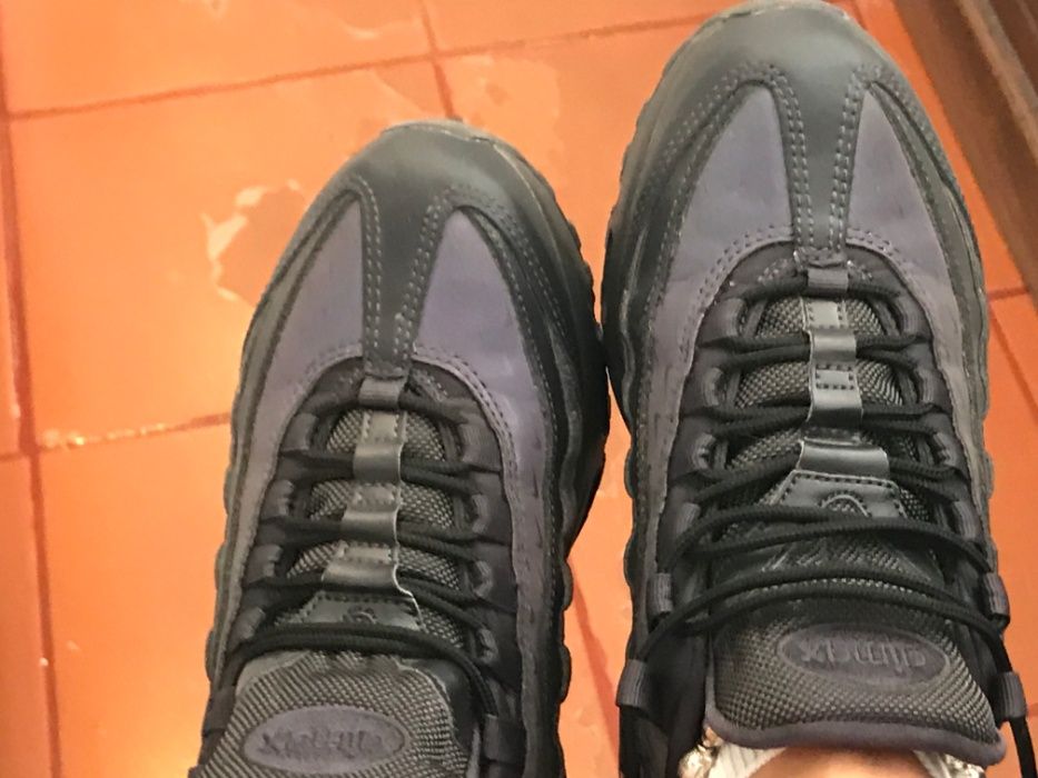 Ténis NIKE que brilham com a luz