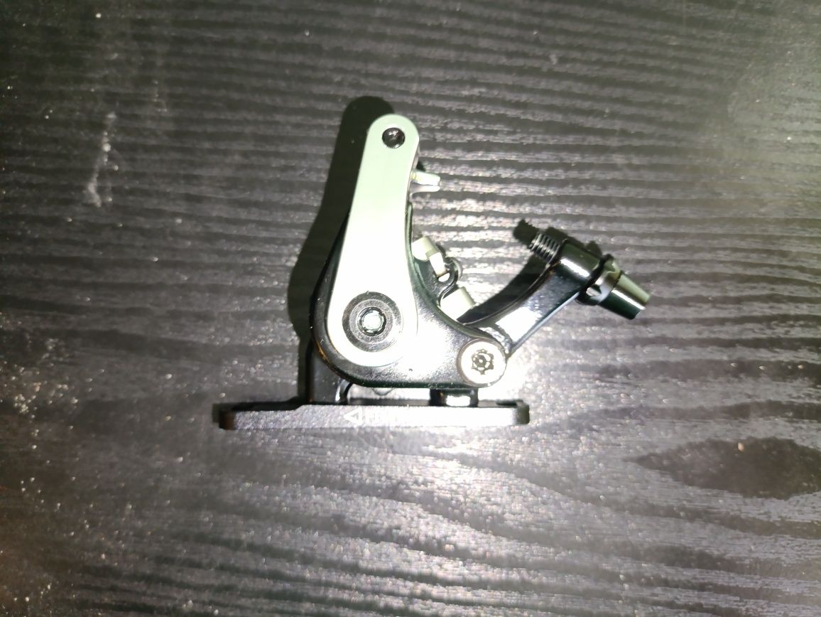 Zacisk hamulca tarczowego przedni flatmount hb-700