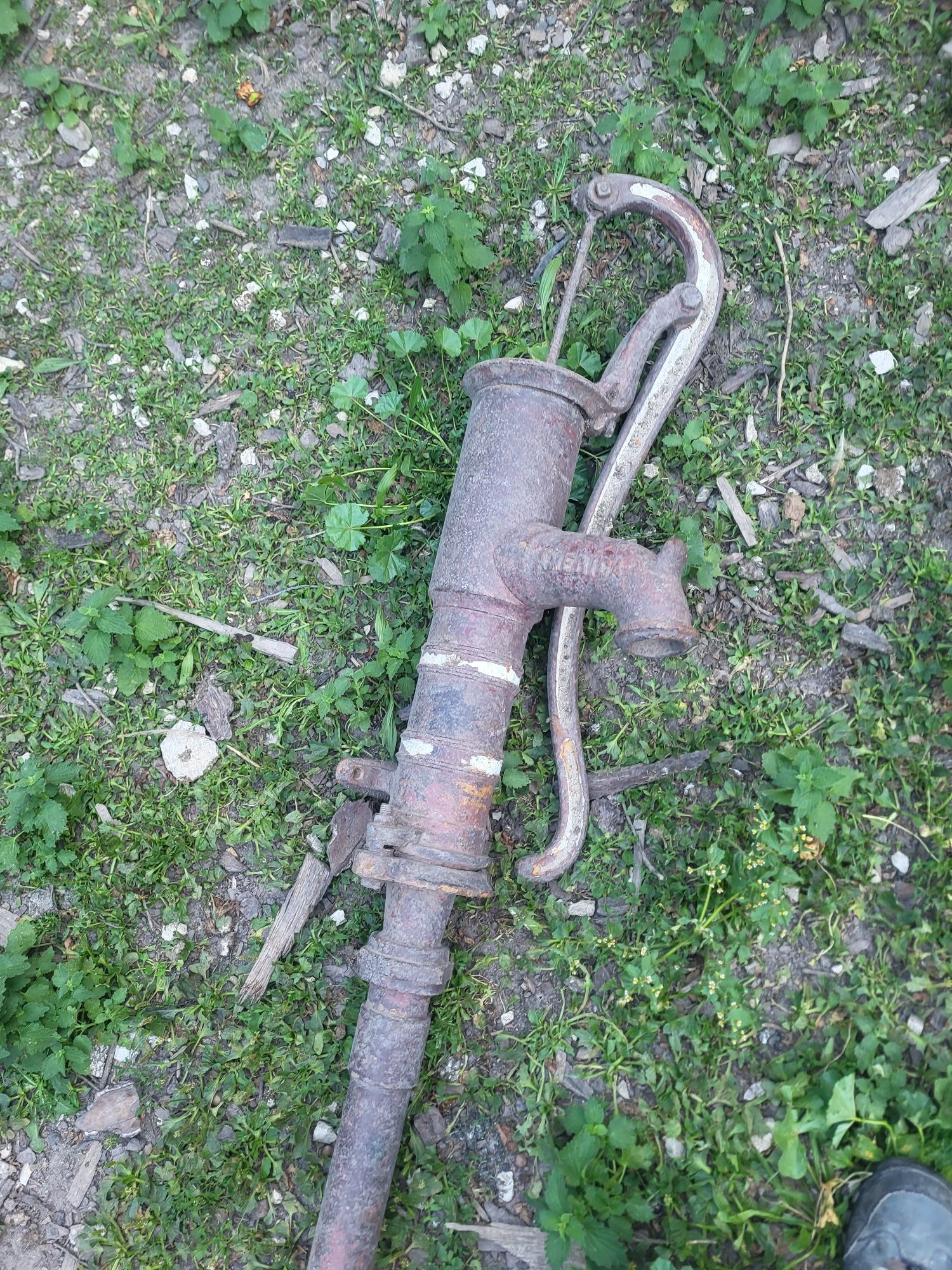 Stara żeliwna pompa ręczna abisyńska
