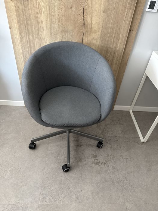 Krzeslo obrotowe Ikea Skurvsta szare.