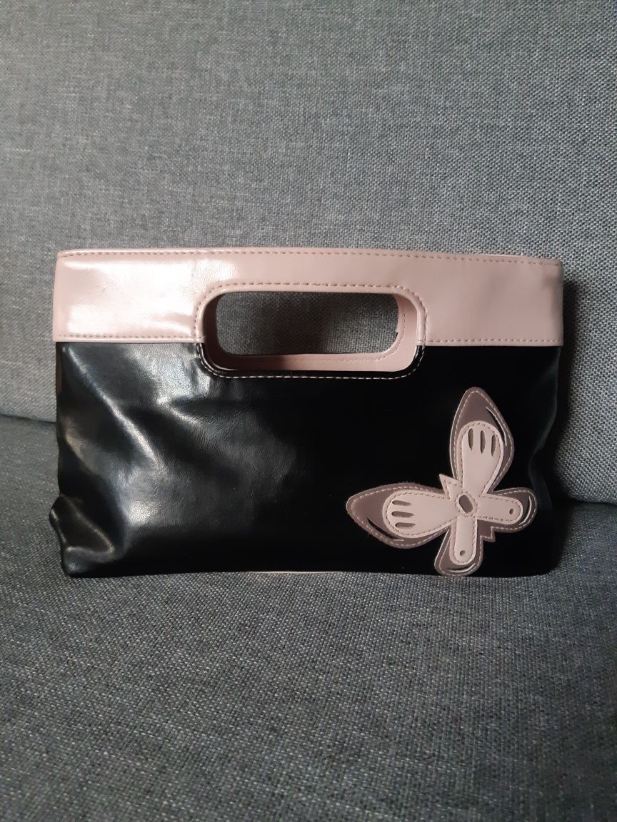 Mała czarna torebka do ręki kopertówka z motylem alternative y2k