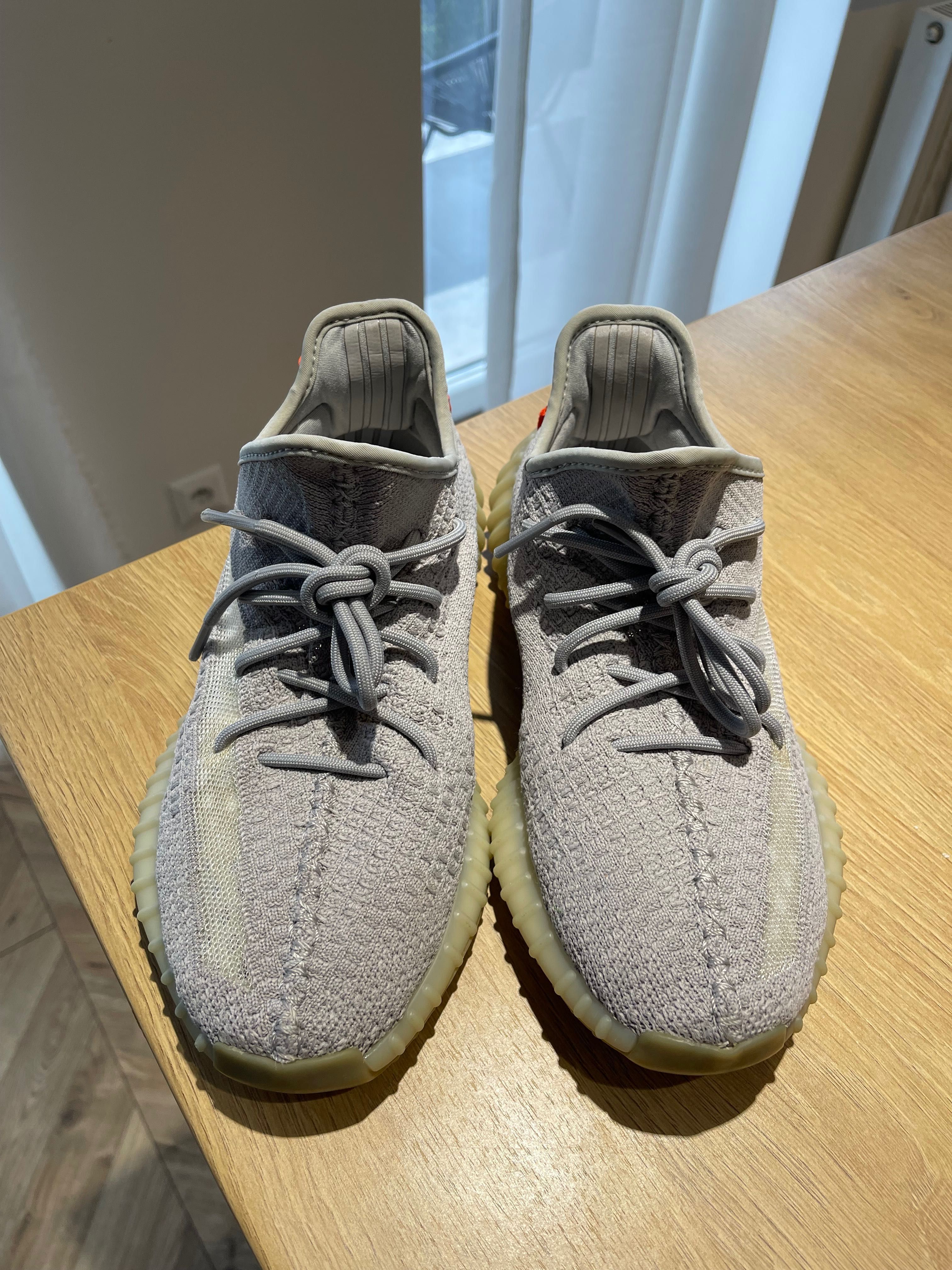 adidas Yeezy boost 350 v2 tail light 40 2/3 bone cream white triple