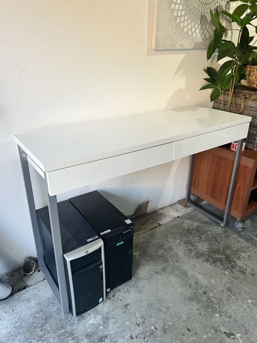 Aparador branco com 2 gavetas