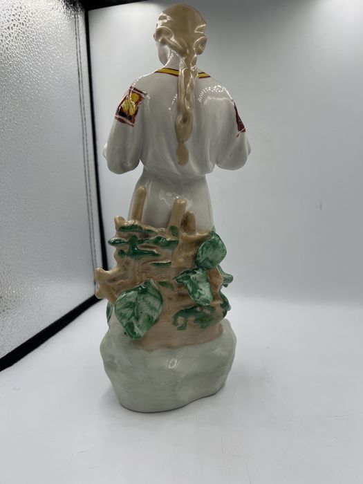 Figurka porcelanowa połonne wróżenie z płatków rumianku