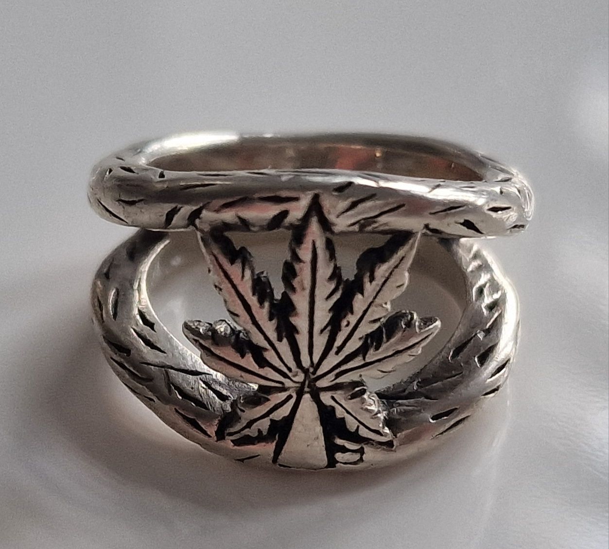 Masywny sygnet marihuana srebro