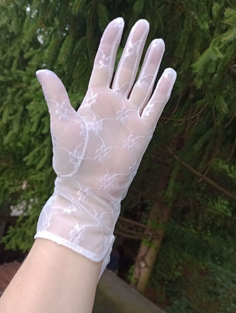 Białe krótkie rękawiczki haftowane