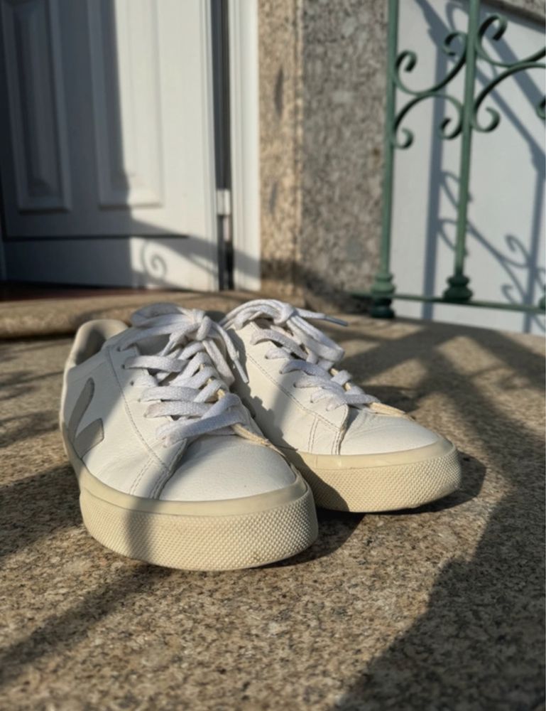 Sapatilhas Veja brancas/bege