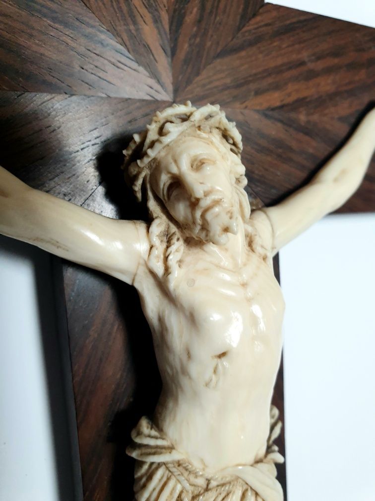 Maravilhoso antigo crucifixo - Pau Santo com precioso Cristo esculpido