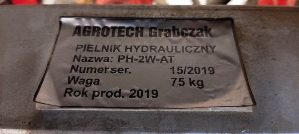 Pielnik hydrauliczny ze zbiornikiem oleju i przystawką boczną