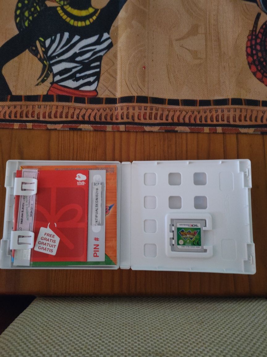Nintendo 3DS XL com cartão de memória, capa, carregador e 4 jogos