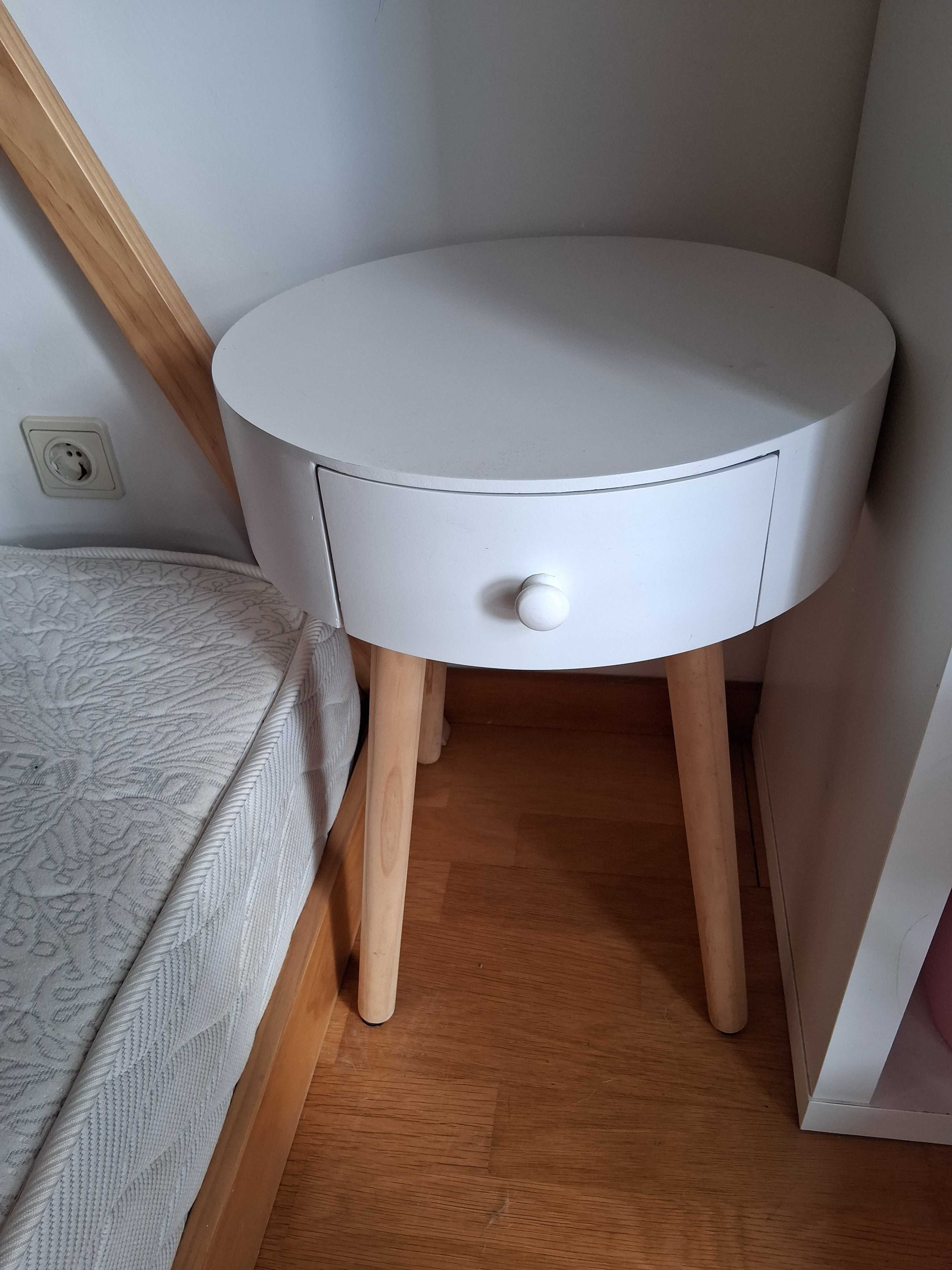 2 camas de criança + 2 mesas de cabeceira