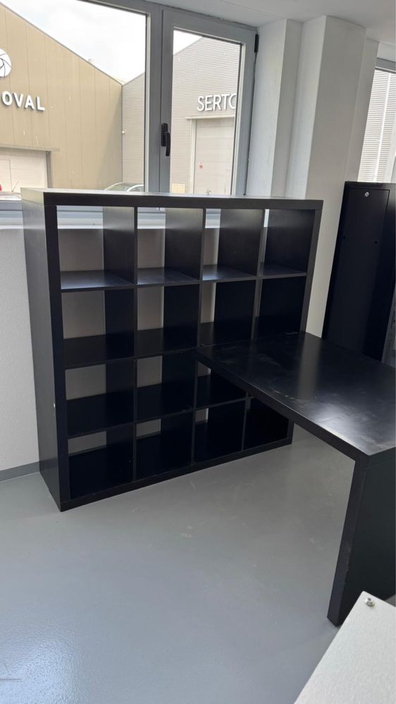 Estante com mesa