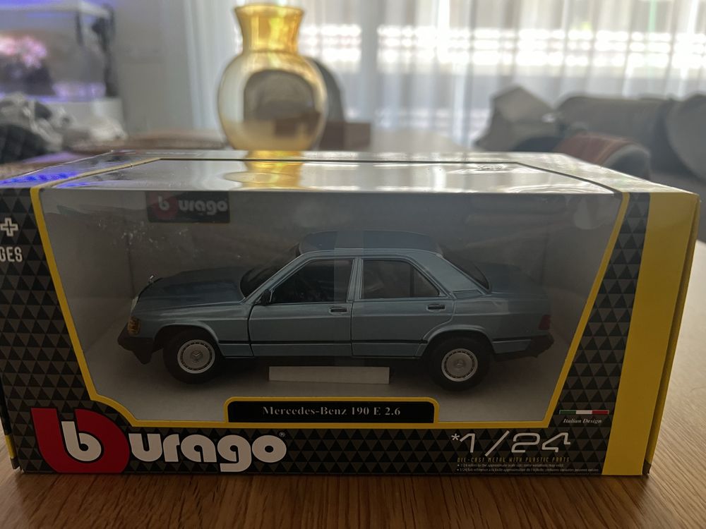 Minatura mercedes 190 burago 1/24