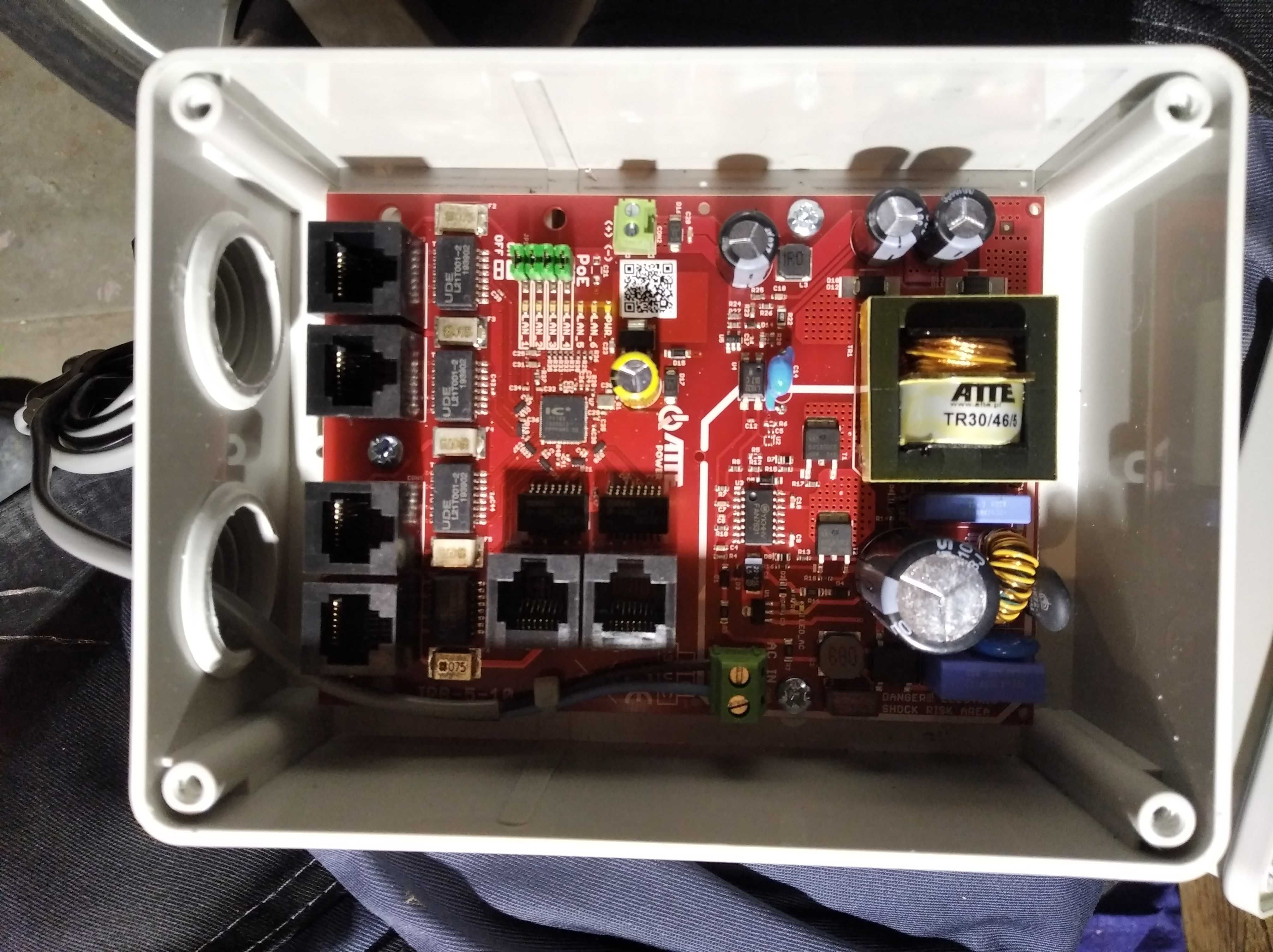 Switch zewnętrzny Atte IPB-5-10-S4 do 5 kamer IP