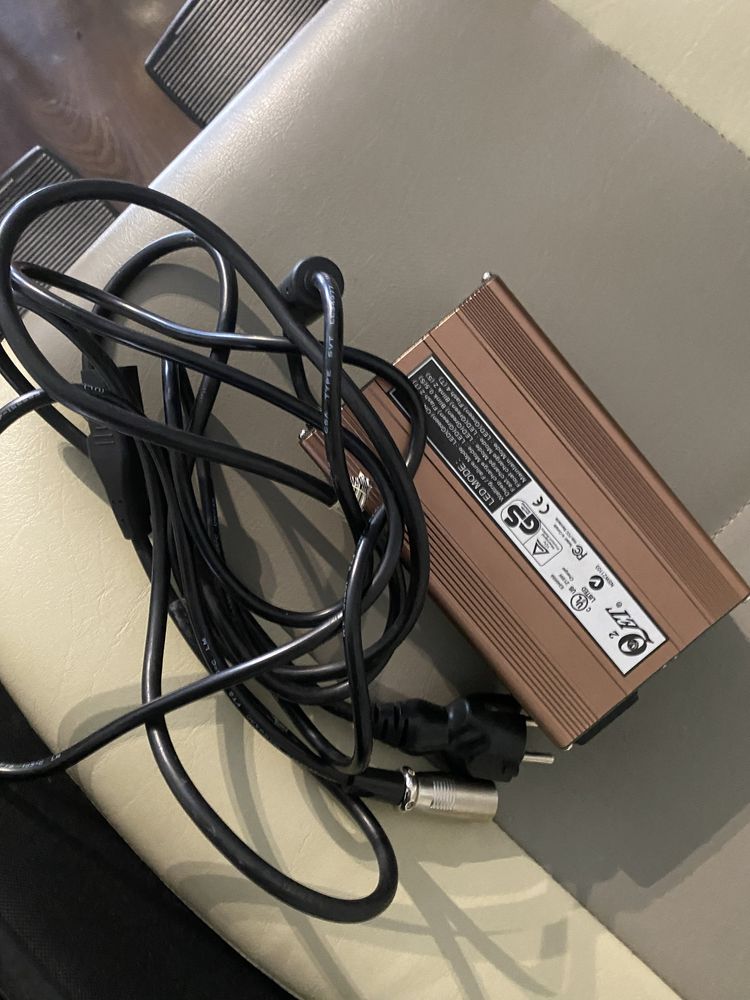 Wózek skuter inwalidzki elektryczny z akumulatoramiGenemax