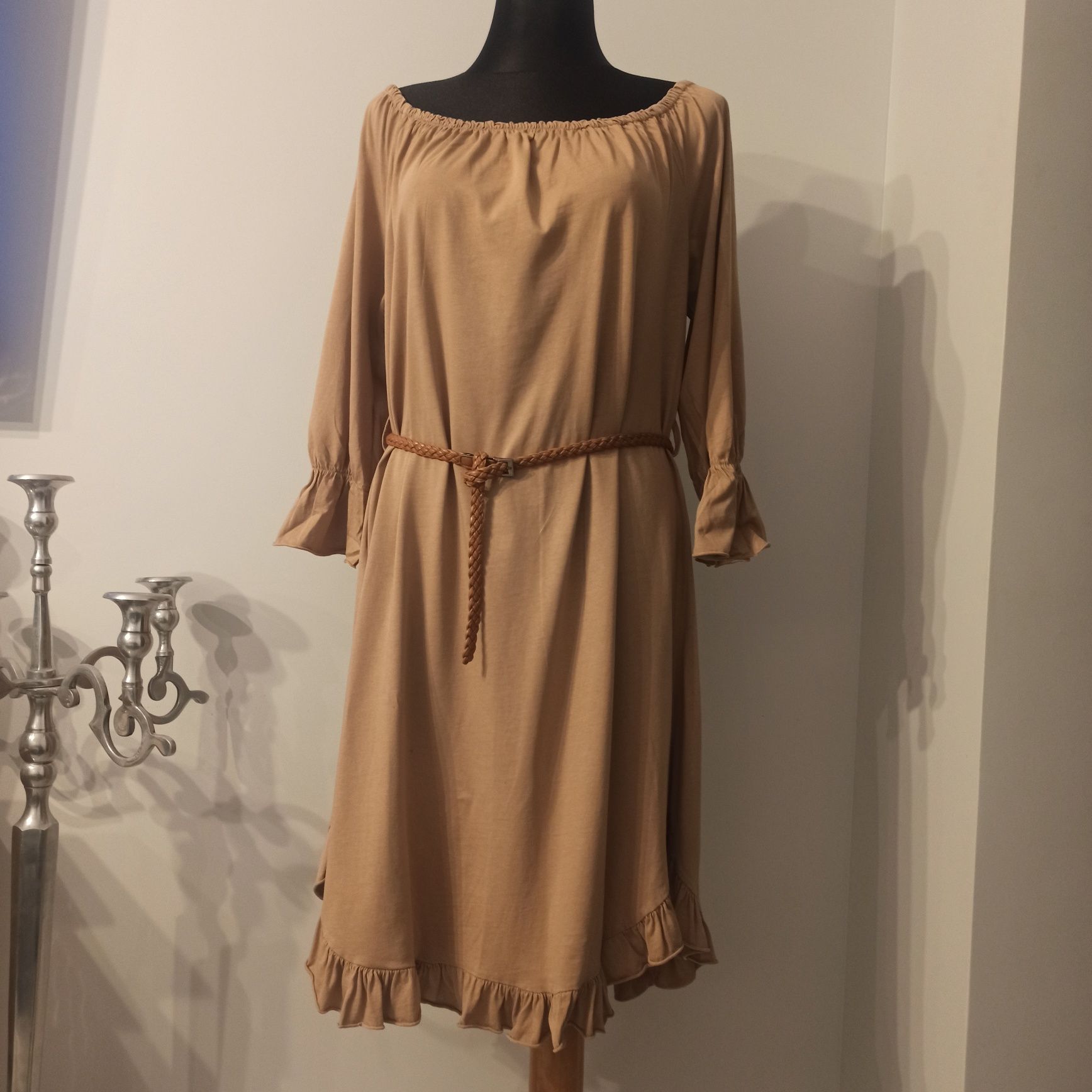 Włoska karmelowa sukienka z falbankami
