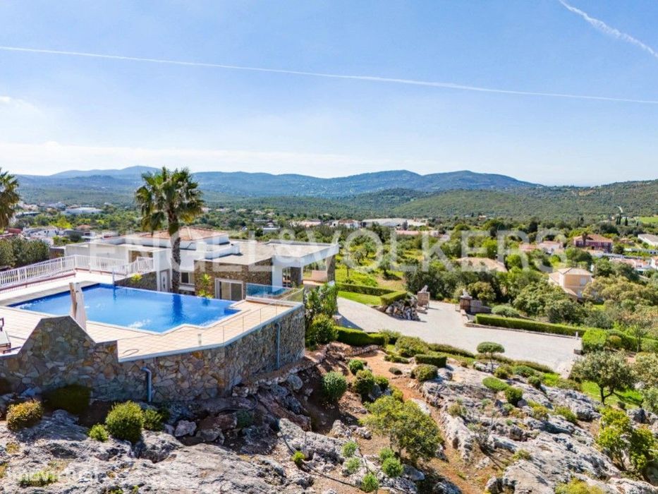 Propriedade única com piscina infinita aquecida e vista mar