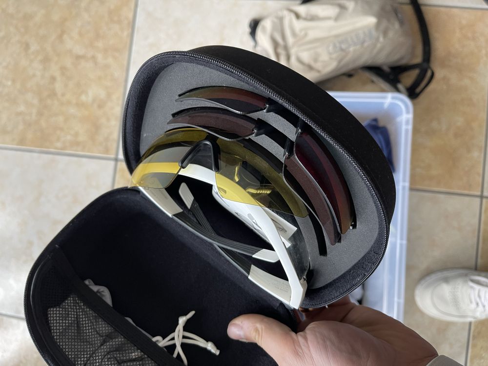 Varios tipo de equipamentos e acessorios BTT