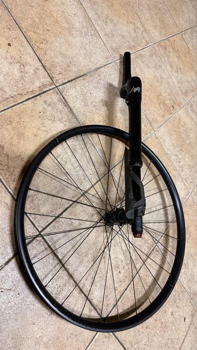 Roda carbono hollowgram 25 + lefty ocho 100mm