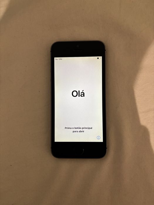 Iphone SE cinzento e preto