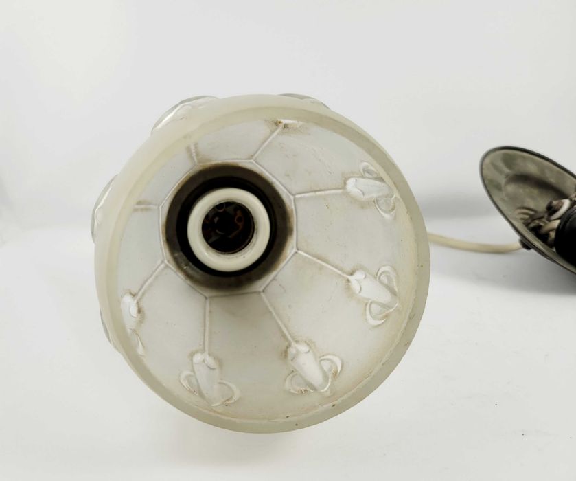 Stara lampa sufitowa z mosiężną oprawką i porcelanką – długość 42 cm