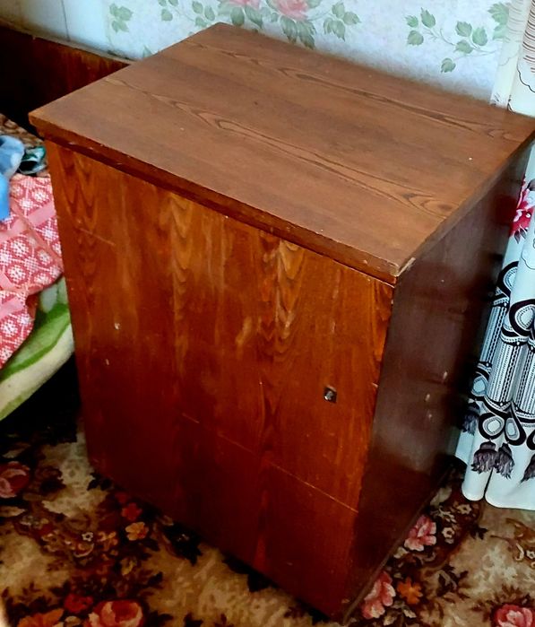 Продам швейную машинку Чайка