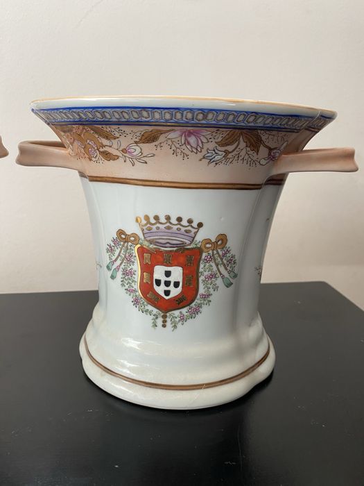 Par de vasos antigos em porcelana com brasão de Portugal