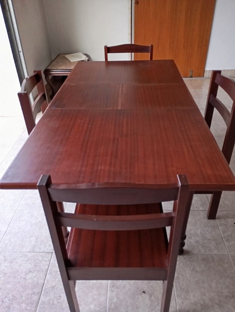 Mesa de mogno com 4 cadeiras