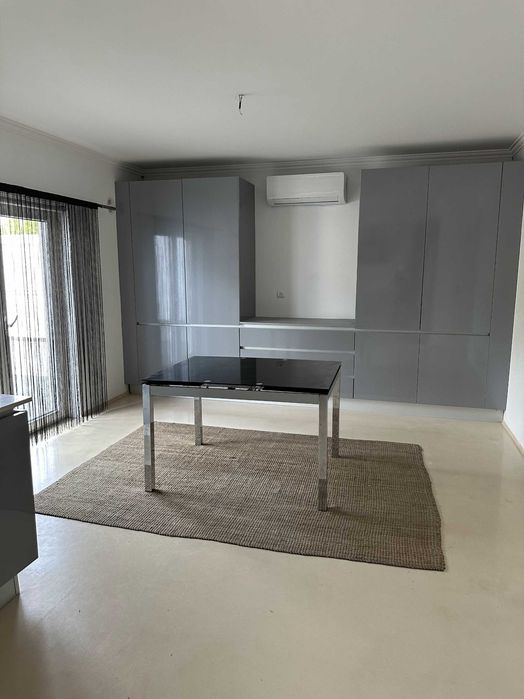 Mesa de cozinha extensível em vidro preto e pernas cromadas